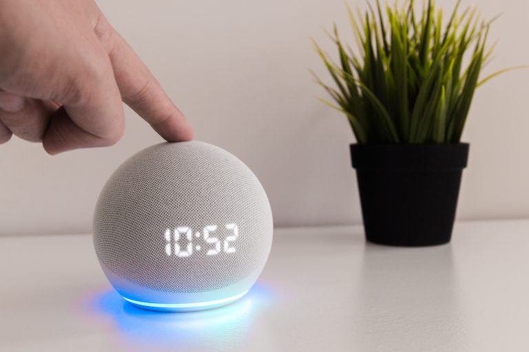 Leia mais sobre o artigo Alexa: Entenda melhor a assistente de voz da Amazon