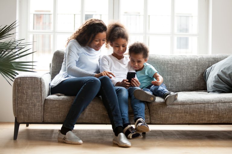 Leia mais sobre o artigo Dos Baby Boomers à Gen Z: como o crescente uso de telas deve orientar os esforços para sua estratégia mobile